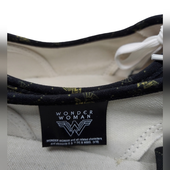 Bioworld Wonder Woman Black Canvas Sneakers Women's Size  10 1/2 - Picture 9 of 11